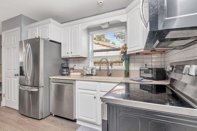 Building Photo - 3 BEDROOM 2 BATHROOM POOL HOME LOCATED IN ST. PETERSBURG