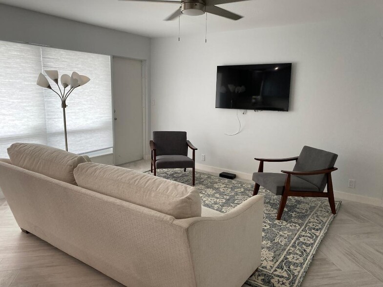 Building Photo - 2500 NE 48th Ln