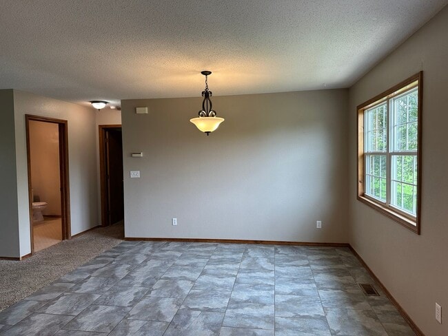 Building Photo - 4 Bed 2.5 Bath w/ Fenced Yard