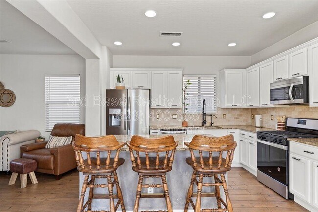 Building Photo - 21072 W Maiden Ln