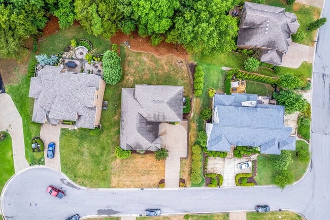 Building Photo - Custom built home in a great location in B...