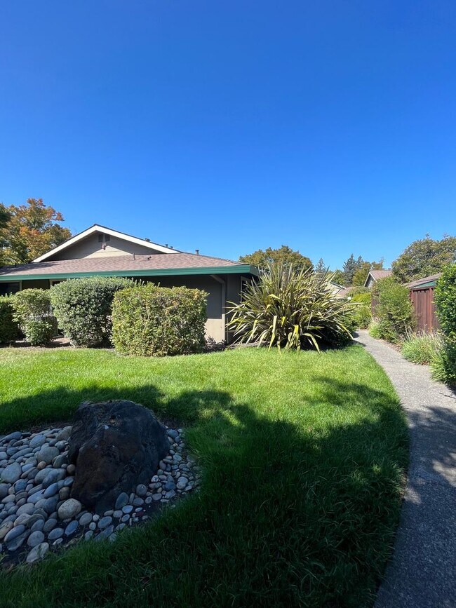 Building Photo - PURE Property Management Presents: Inviting single story two-bedroom condo in Rohnert Park!