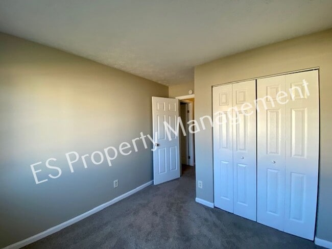 Building Photo - Stunning 4 Bedroom 2 Bathroom Tri-Level Ho...