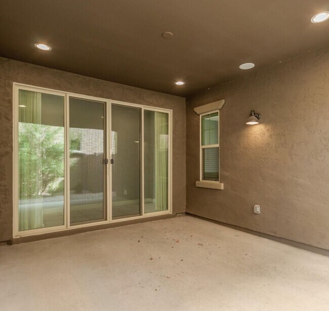Building Photo - 1099 N 70th Way