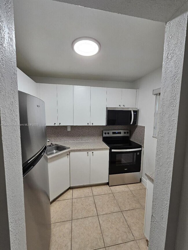 Building Photo - 17255 SW 95th Ave