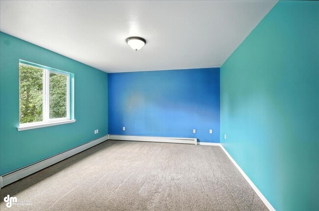 Building Photo - Spacious Palmer Home!