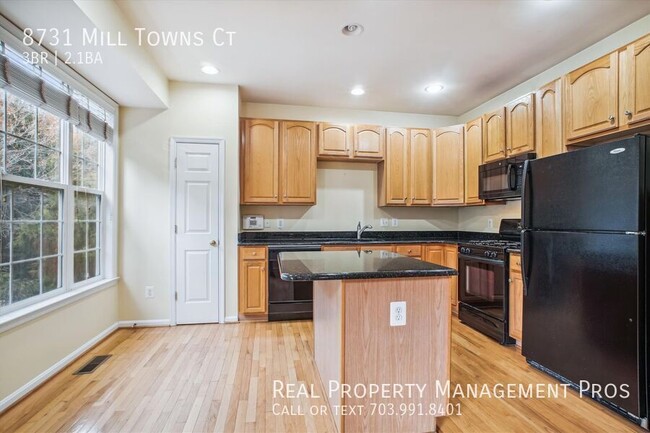 Building Photo - Bright & Spacious End-Unit Townhome – Perf...