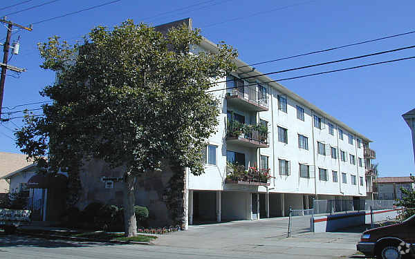 Building Photo - Benjamin Place