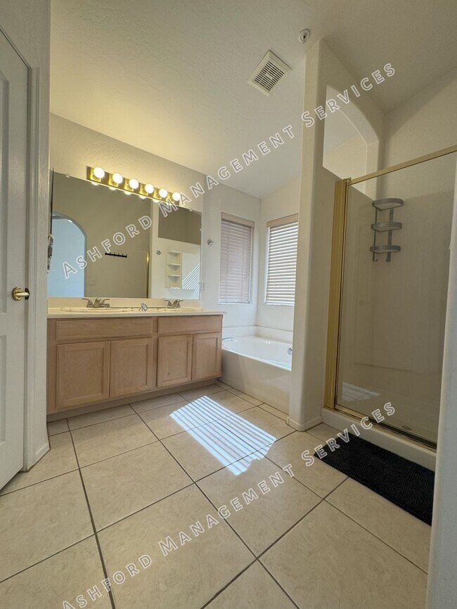 Building Photo - ***MOVE IN SPECIAL!*** BEAUTIFUL 3 BEDROOM...