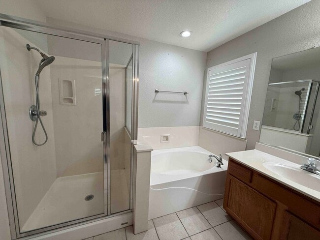 Building Photo - Great 4 Bedroom with Pool