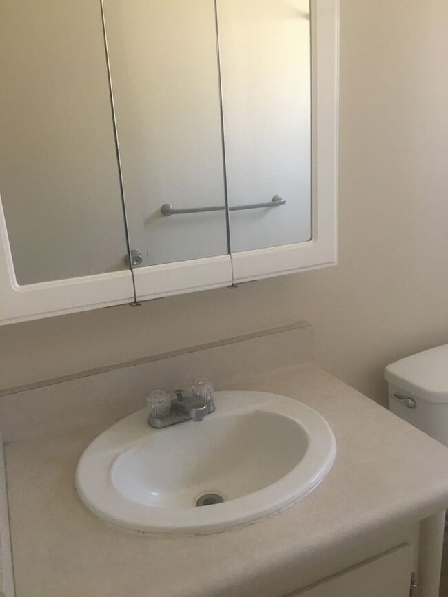 Building Photo - 2 bed, one bath Duplex Private courtyard, ...