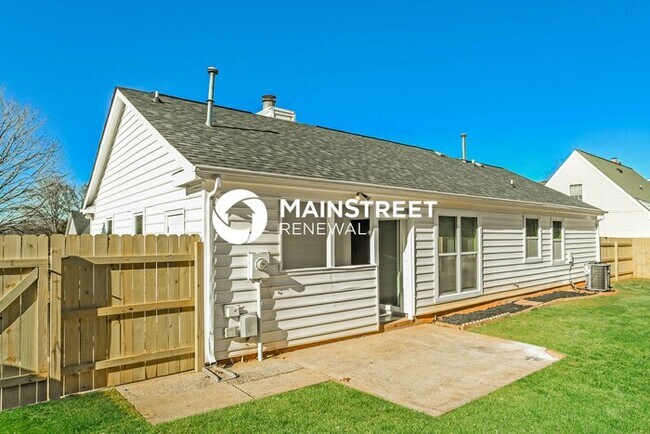 Building Photo - 3 Bedroom Pet-Friendly Home in Charlotte, NC with Main Street Renewal