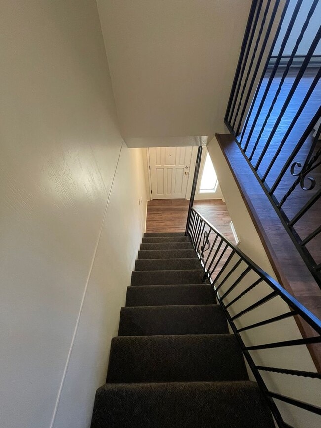 Building Photo - 3 Bed 1.5 Bath Townhouse