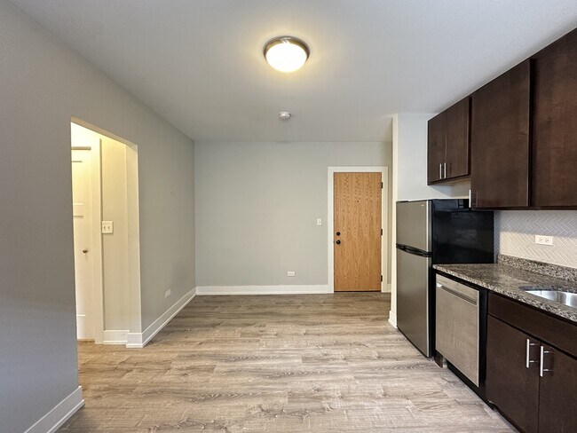 Building Photo - 434.5 W Belden Ave