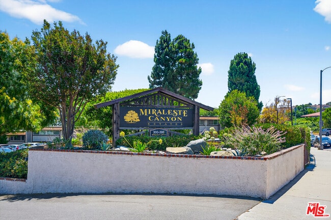 Building Photo - 394 Miraleste Dr