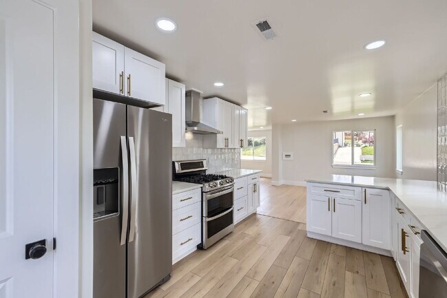 Building Photo - Beautifully Updated Duplex