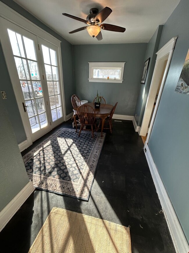 Building Photo - 424 E 10th St