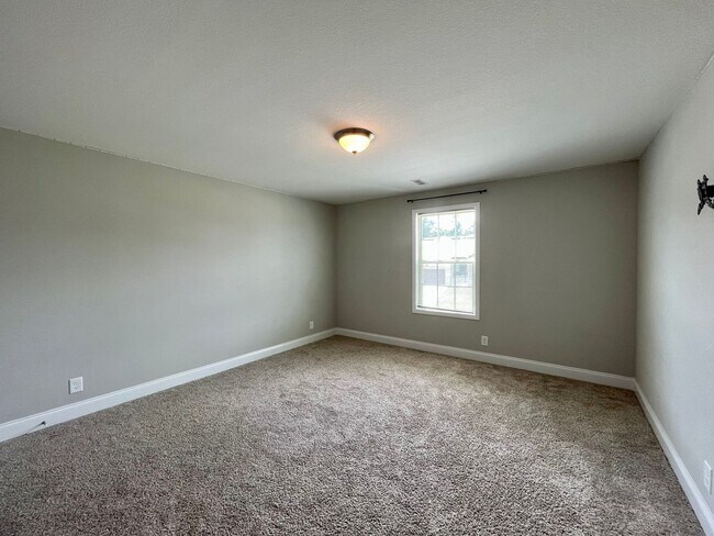 Building Photo - ** COMING SOON ** Beautiful Large Home in Great Location