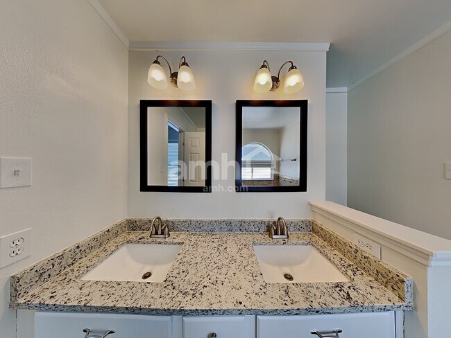 Building Photo - 9319 Foxgrove Way