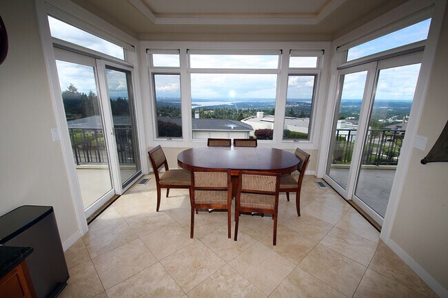 Building Photo - LUXURY 4 BEDROOM BELLEVUE HOME IN ‘THE SUM...