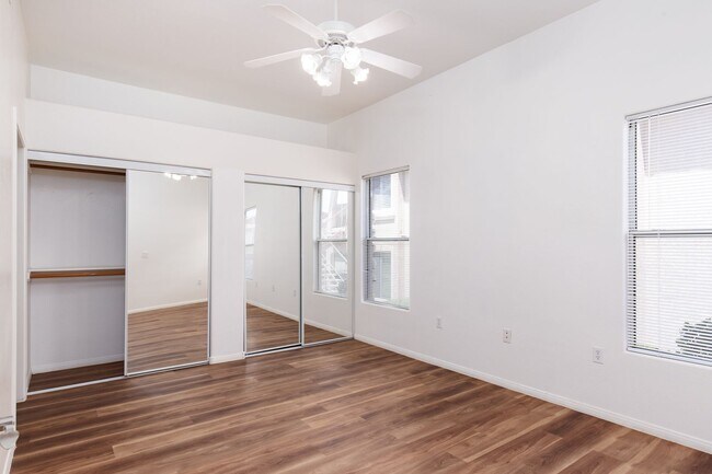 Building Photo - 1st floor two bedroom in upscale NW commun...