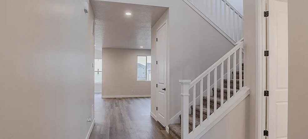 Building Photo - 1111 E Horseman Dr