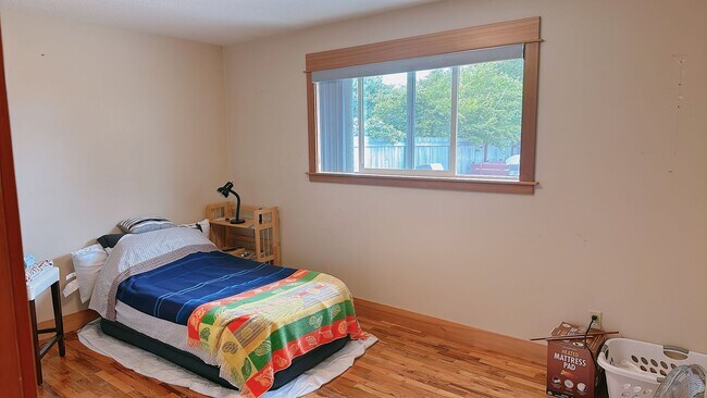 Building Photo - Available late August: this spacious 3brm/2 bath rambler near Whatcom Falls Park
