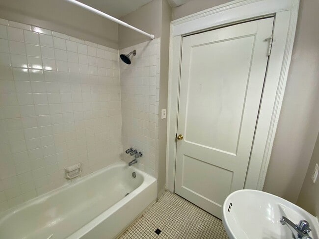Building Photo - Spacious One Bedroom in Poncey-Highland