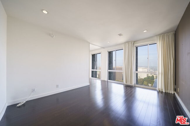 Building Photo - 800 W 1st St