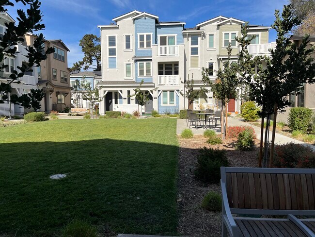 Building Photo - 835 Lilac Ter