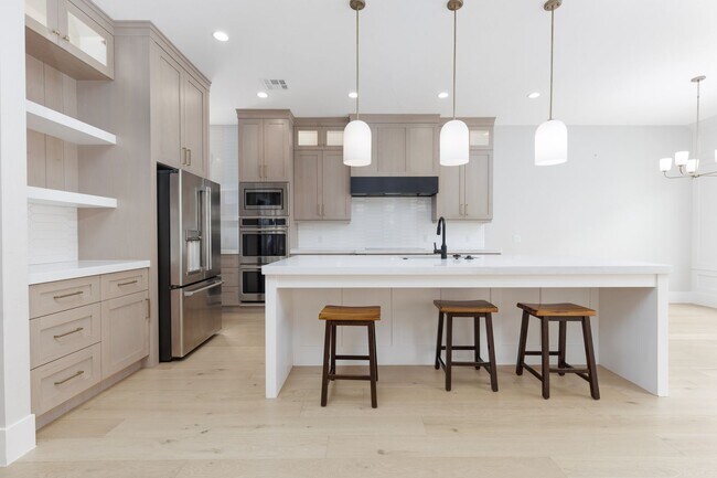 Building Photo - Wonderful 5 bedroom 4 bath home built by New Trend Construction