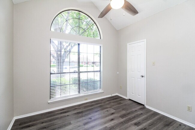 Building Photo - 1109 Buckeye Dr