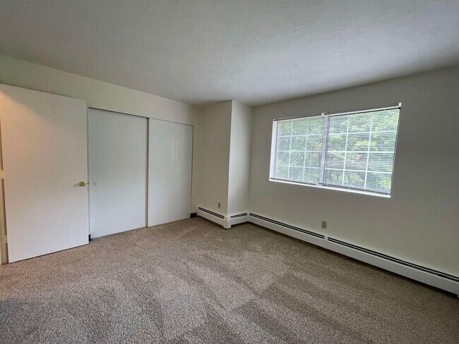 Building Photo - 385 Huse Rd