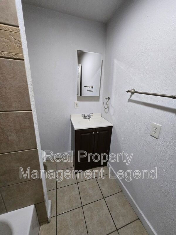 Building Photo - 933 Gillham Rd