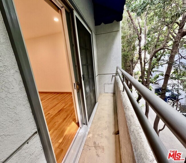 Building Photo - 805 N W Knoll Dr