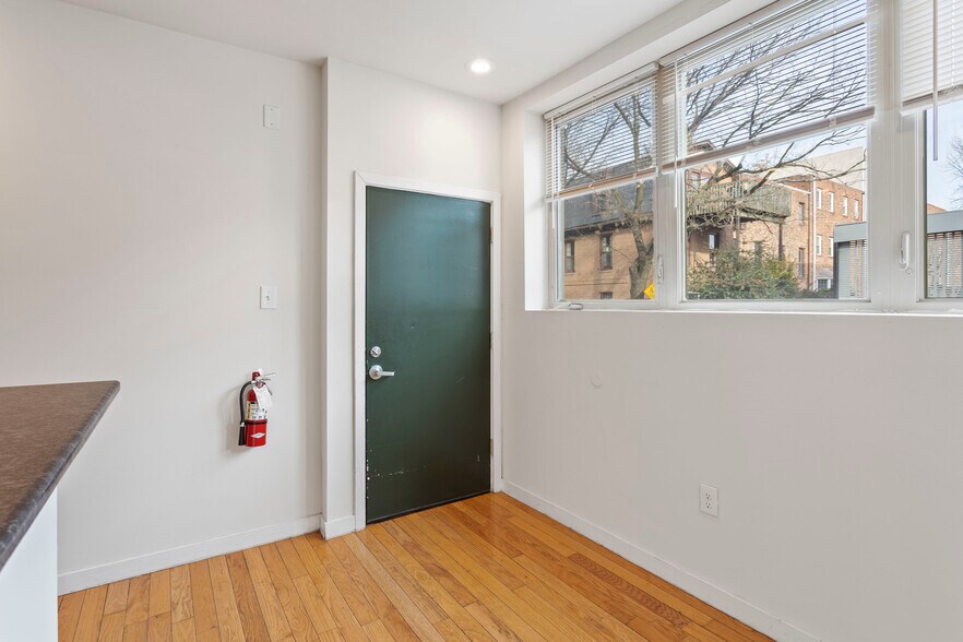 Building Photo - 526 S 13th St