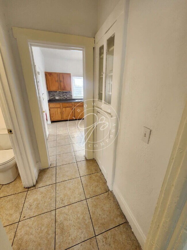 Building Photo - 4 bed 2 bath home with over 1600 Sq Feet!