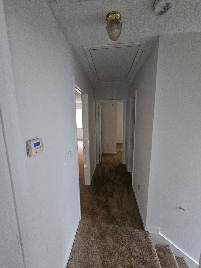 Building Photo - Town Home For Rent