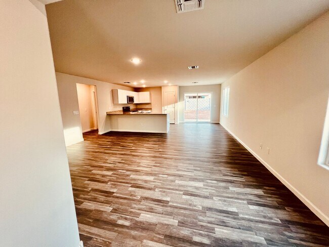 Building Photo - FREE RENT ON APPROVED CREDIT INTERESTED?