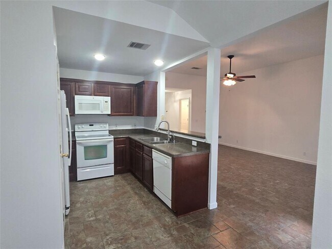 Building Photo - 103 Hummingbird Ct