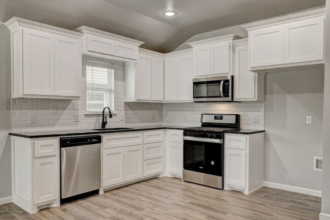 Building Photo - 710 League Cir