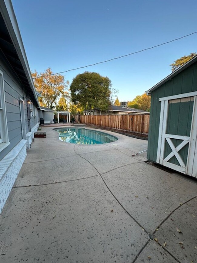 Building Photo - 2550 4th Ave