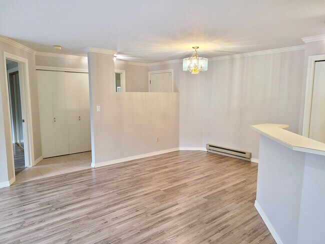 Building Photo - 2Bd/2Ba Spacious Bellevue Condo - W/S/G & ...