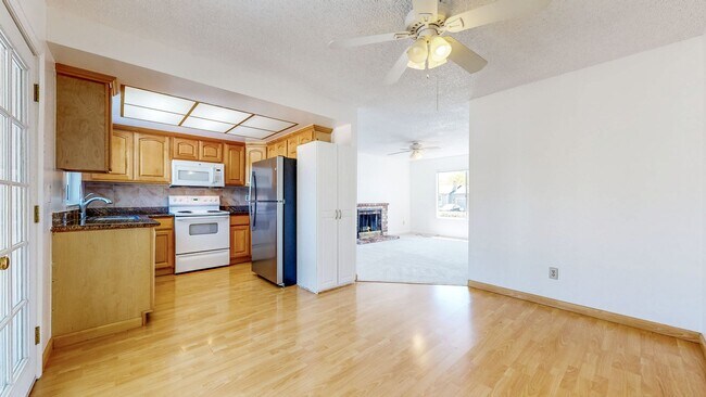Building Photo - 4 Bedroom 2 Full Bathroom Single Family Ho...