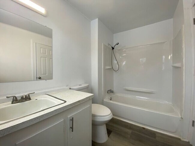 Building Photo - 124 S Chillicothe St