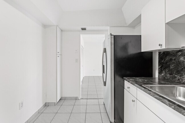 Building Photo - 400 Kings Point Dr