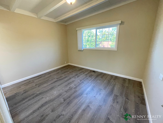 Building Photo - Large 2 Bedroom Home with Bonus room and G...