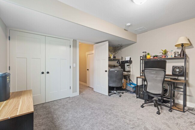 Building Photo - Partially furnished Twin home in Rigby