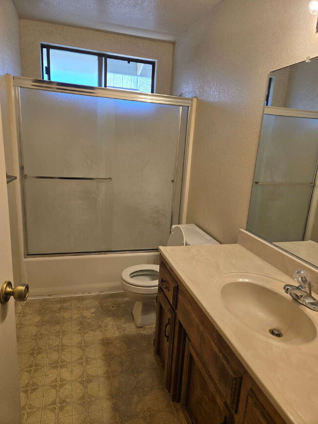 Building Photo - Highly Sought After Location! Available 5/9!