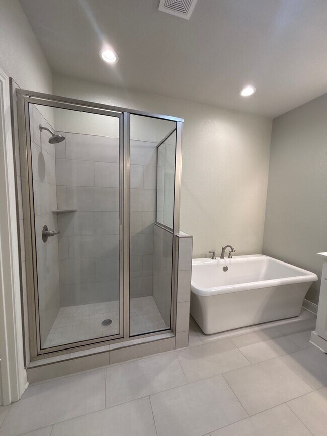 Building Photo - Beautiful South Tyler Rental in Royal Vist...